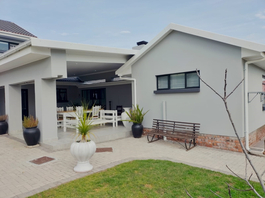 5 Bedroom Property for Sale in Fraaiuitsig Western Cape